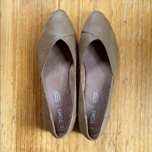 Toms beige tan leather flats